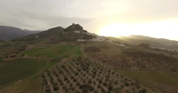 4K aerial, loty nad barierą jeziora w Hiszpanii, Embalse de Zahara, Andaluzja - Materiał filmowy, wideo