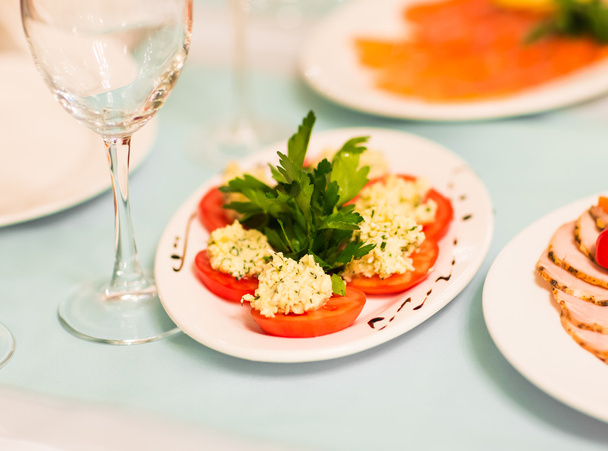 Plaat met tomaat en kaas met balsamicoazijn - Foto, afbeelding