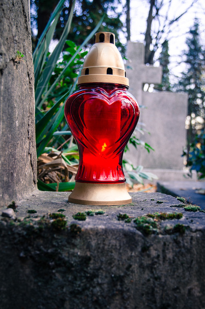 linterna roja con vela
 - Foto, imagen