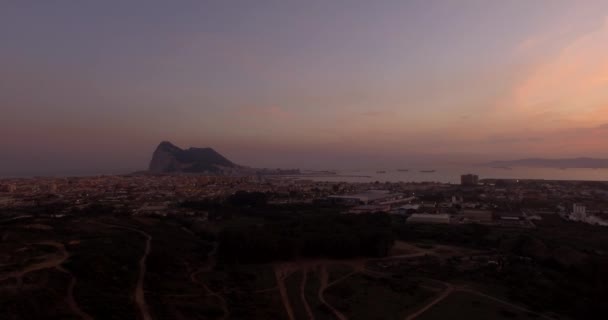 4 k antenowe, zachód słońca i noc lotu w pobliżu Gibraltar, Hiszpania - Materiał filmowy, wideo