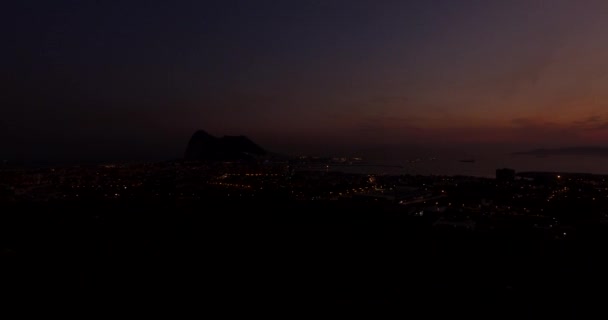 4 k εναέρια, ηλιοβασίλεμα και νυχτερινή πτήση κοντά στο Γιβραλτάρ, Ισπανία - Πλάνα, βίντεο