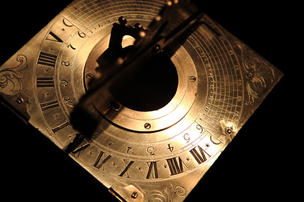 πολύ παλιά χρυσή ηλιακό ρολόι, κάτω από - Φωτογραφία, εικόνα