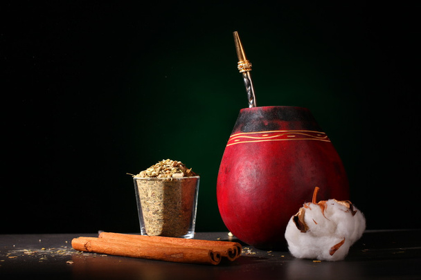 Dél-amerikai yerba mate tea, szárított levelek, egy fából készült mate csésze - Fotó, kép