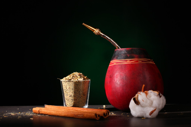 Jihoamerické yerba mate čaj sušené listy s dřevěnou mate cup - Fotografie, Obrázek