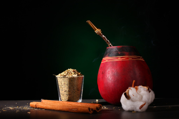 Ameryki Południowej yerba mate herbaty suszonych liści z kolega drewniany kubek - Zdjęcie, obraz