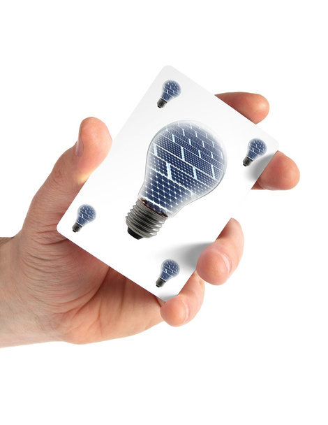 kaarthand met gloeilamp zonnepaneel - Foto, afbeelding
