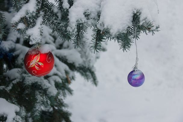 Rua árvore de Natal decorada com as bolas multicoloridas
 - Foto, Imagem