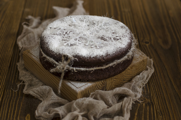 bolo de chocolate com açúcar de confeiteiro - Foto, Imagem