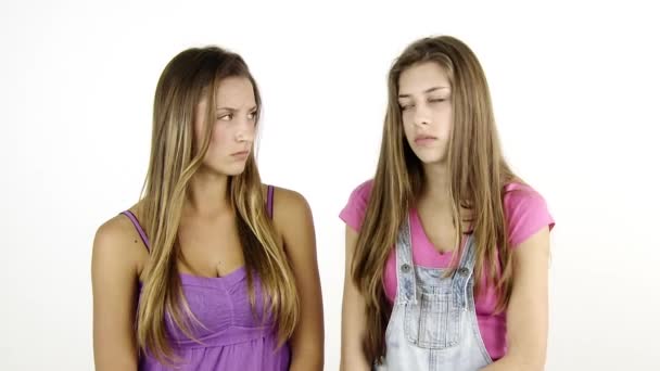 Két lány haragszik egymásra, nem beszélnek és néznek. - Felvétel, videó