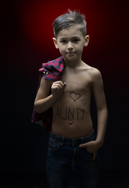 kleiner Junge mit I love aunty message geschrieben auf ihm - Foto, Bild