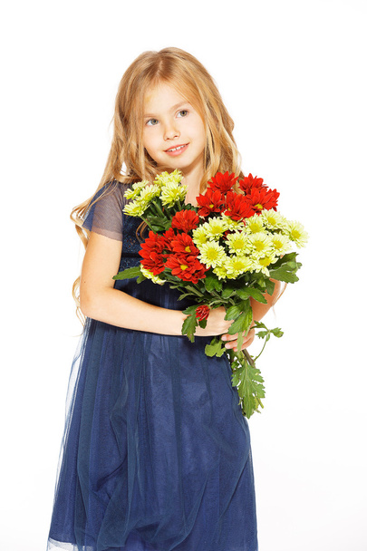 belle petite fille avec un bouquet de fleurs - Photo, image