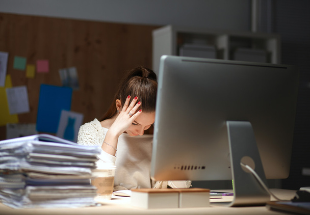 Молодая и красивая деловая женщина устала от работы в офисе - Фото, изображение