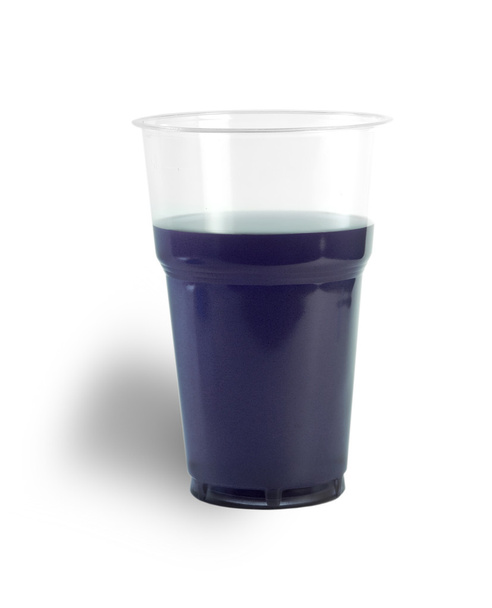 Blauwe plastic beker met een drankje op witte achtergrond - Foto, afbeelding