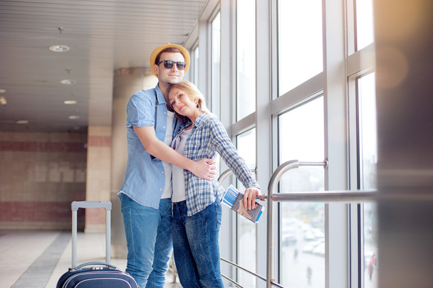 Traveling couple standing in airport terminal. - Foto, Bild