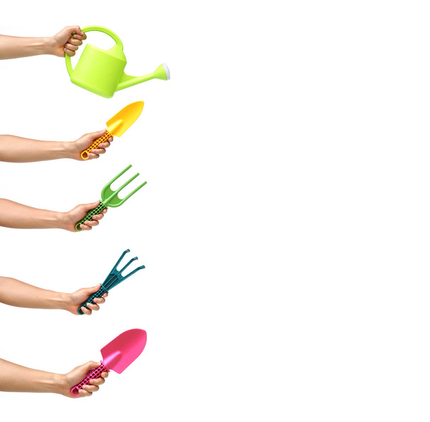 manos que sostienen herramientas de jardinería
 - Foto, imagen