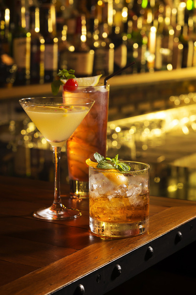 Tre bicchieri di cocktail servono sul tavolo da bar
 - Foto, immagini
