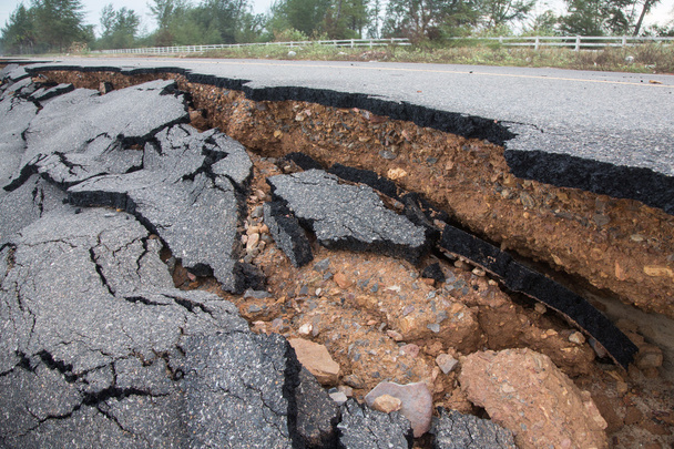 Трещина на дороге после землетрясения
 - Фото, изображение