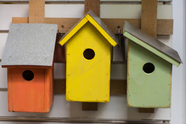 Coloridas casas de madera para pájaros
 - Foto, Imagen
