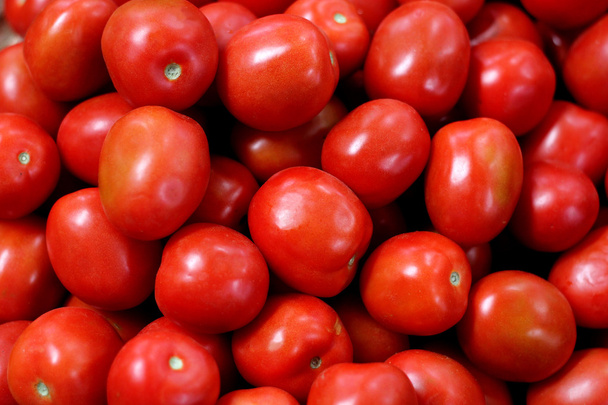 много красного свежего помидора на рынке
 - Фото, изображение