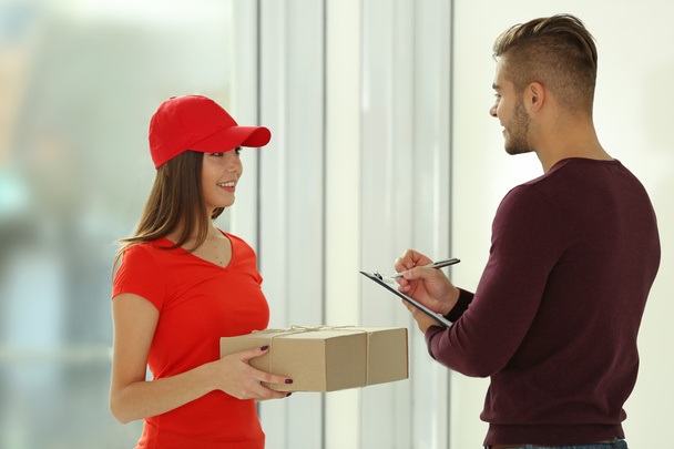Young man receiving parcel - Foto, Imagen