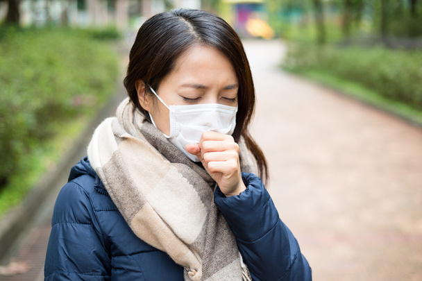 Aziatische vrouw ziek en dragen gezichtsmasker - Foto, afbeelding