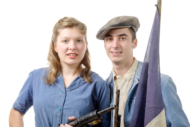 пара молодых сопротивляющихся во время Второй мировой войны, изолированных на белом
 - Фото, изображение