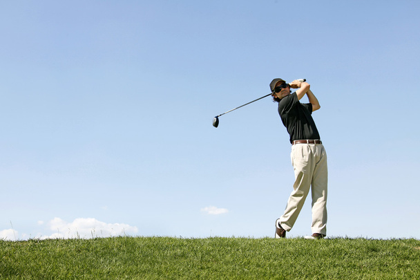 bir golf topu çekim golfçü - Fotoğraf, Görsel