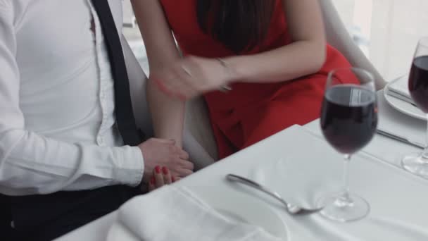 Jonge man en vrouw op romantisch diner drinken in restaurant, het vieren van Valentijn. - Video
