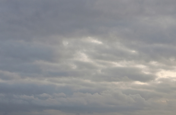 темні хмари в холодний зимовий день
 - Фото, зображення