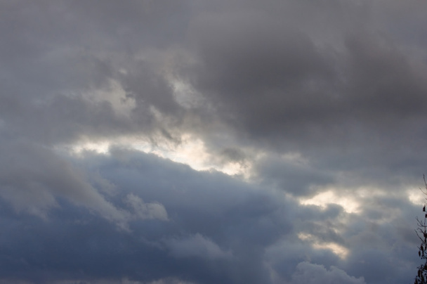nubes oscuras en un frío día de invierno
 - Foto, imagen