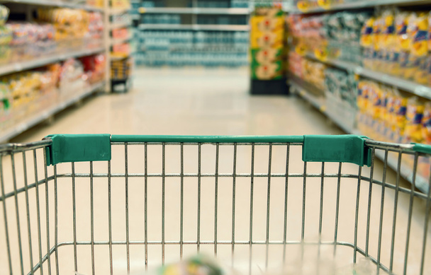 Крупный план тележки для покупок в супермаркете
 - Фото, изображение