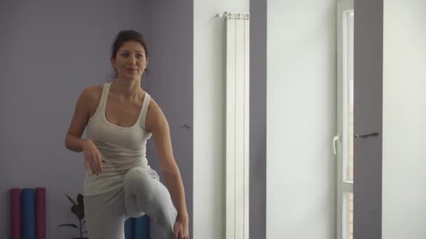 Nő csinál jóga gyakorlatok. Fa pózol - Felvétel, videó