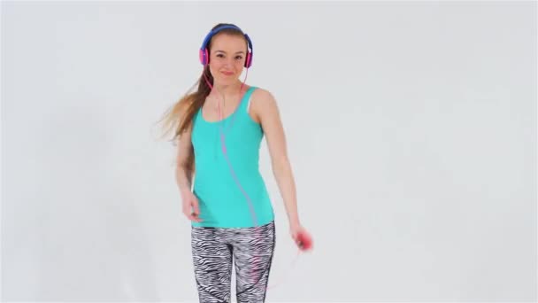Sports girl dancing on camera - Video, Çekim