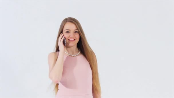 Attractive girl talking phone - Záběry, video