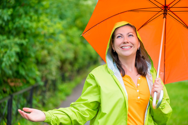 muotokuva kaunis tyttö sateenvarjo ja sadetakki päällä
  - Valokuva, kuva