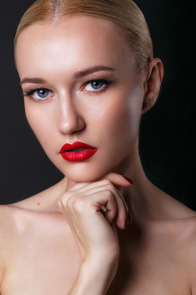 Beautiful young model with red lips and blond hair. Gorgeous Woman Face. Perfect makeup. Beauty fashion . - Foto, immagini