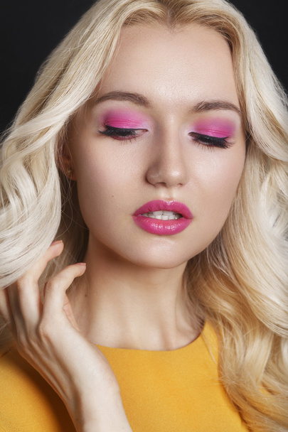 Beautiful woman with curly blond hair and evening make-up. Jewelry and Beauty. Fashion art photo. Pink make-up. - Foto, Imagem