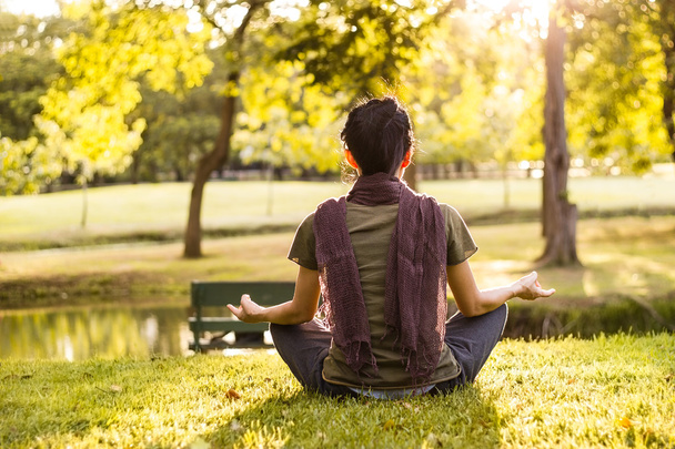 Frau meditiert im Sommerpark - Foto, Bild