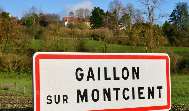  Ranska, viehättävä kylä Gaillon sur Montcient
  - Valokuva, kuva