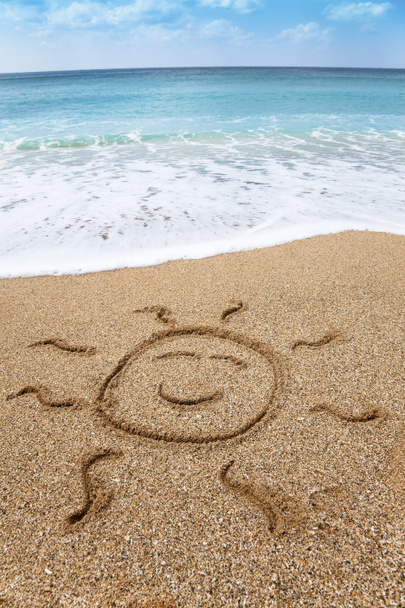 Desenho símbolo de sol sorridente na praia
 - Foto, Imagem