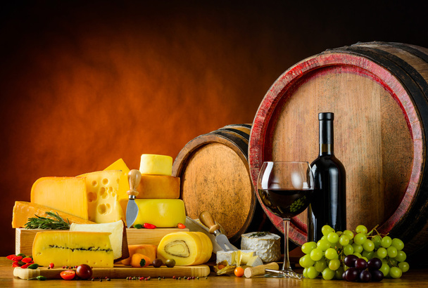 Weinfass mit Käse und Essen - Foto, Bild