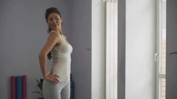 Mulher bonita olhando para si mesma no espelho no ginásio
 - Filmagem, Vídeo