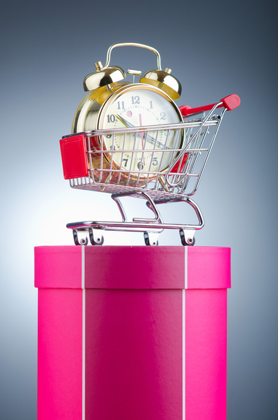 Концепция времени покупки с часами и корзиной - Фото, изображение
