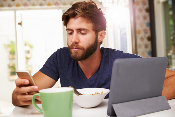 Man Eating Breakfast with Phone - Foto, Bild