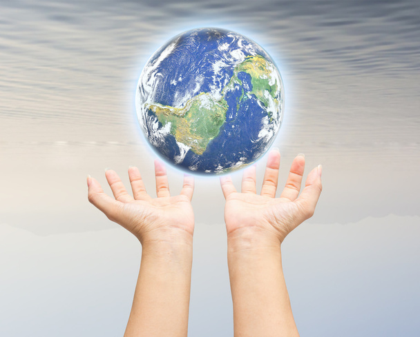 Ludzką ręką trzymając planety ziemi. Elementy tego obrazu są Home Decor - Zdjęcie, obraz
