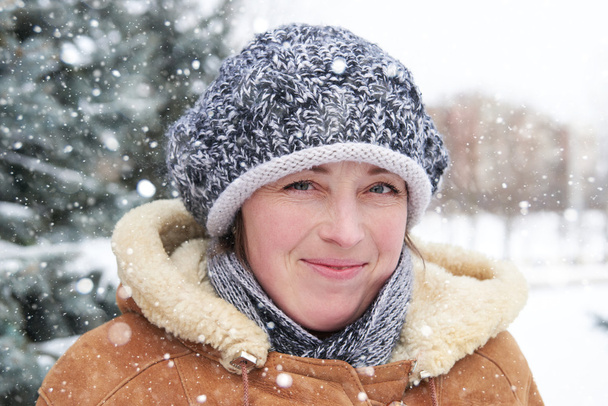 Portrait de femme en saison hivernale avec sapins neigeux
 - Photo, image