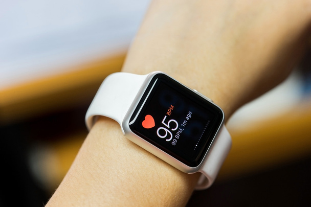 Закрыть белые умные часы с иконкой приложения здоровья на экране
 - Фото, изображение