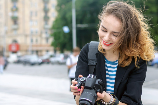 Tourist looks at the images of the city - Valokuva, kuva