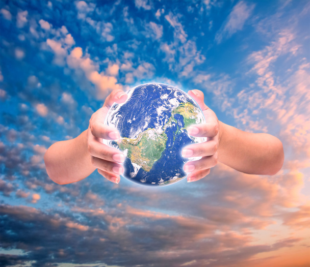 Main humaine tenant la planète Terre. Éléments de cette image sont furn
 - Photo, image
