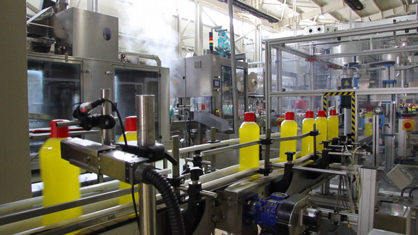 Detergente líquido en la línea de producción
 - Metraje, vídeo